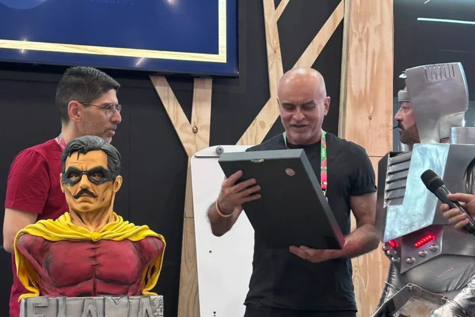 Professor da FAM entrega Shadowbox exclusiva ao quadrinista ex-Marvel Mike Deodato na CCXP 2025 - Notícias de Americana